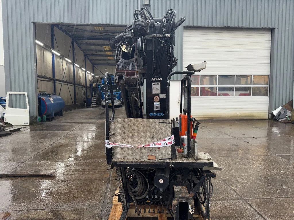Atlas 240.2E-A3 + REMOTE CONTROL + 5E & 6E FUNCTIE 240 - Truck mounted crane: picture 3 Atlas 240.2E-A3 + REMOTE CONTROL + 5E & 6E FUNCTIE 240 - Truck mounted crane: picture 3