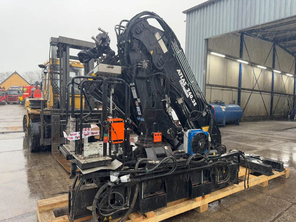 Atlas 240.2E-A3 + REMOTE CONTROL + 5E & 6E FUNCTIE 240 - Truck mounted crane: picture 4 Atlas 240.2E-A3 + REMOTE CONTROL + 5E & 6E FUNCTIE 240 - Truck mounted crane: picture 4