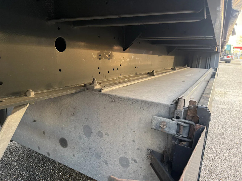Curtainsider semi-trailer Krone SD - 3 AXLE - DISC BRAKES + SLIDING ROOF: picture 11 Curtainsider semi-trailer Krone SD - 3 AXLE - DISC BRAKES + SLIDING ROOF: picture 11