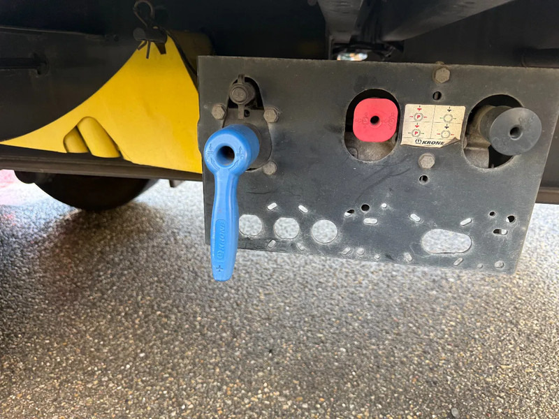 Curtainsider semi-trailer Krone SD - 3 AXLE - DISC BRAKES + SLIDING ROOF: picture 10 Curtainsider semi-trailer Krone SD - 3 AXLE - DISC BRAKES + SLIDING ROOF: picture 10
