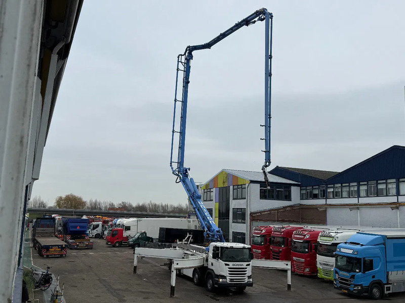 Scania G490 8X4 SCHWING S 47 R + REMOTE CONTROL HUB REDUCTION - Concrete pump truck: picture 2 Scania G490 8X4 SCHWING S 47 R + REMOTE CONTROL HUB REDUCTION - Concrete pump truck: picture 2