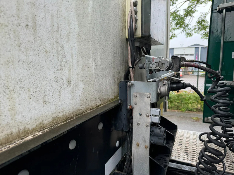 Closed box semi-trailer Van Hool 3B2014 - BPW + STEERING AXLE + LOADLIFT: picture 6 Closed box semi-trailer Van Hool 3B2014 - BPW + STEERING AXLE + LOADLIFT: picture 6