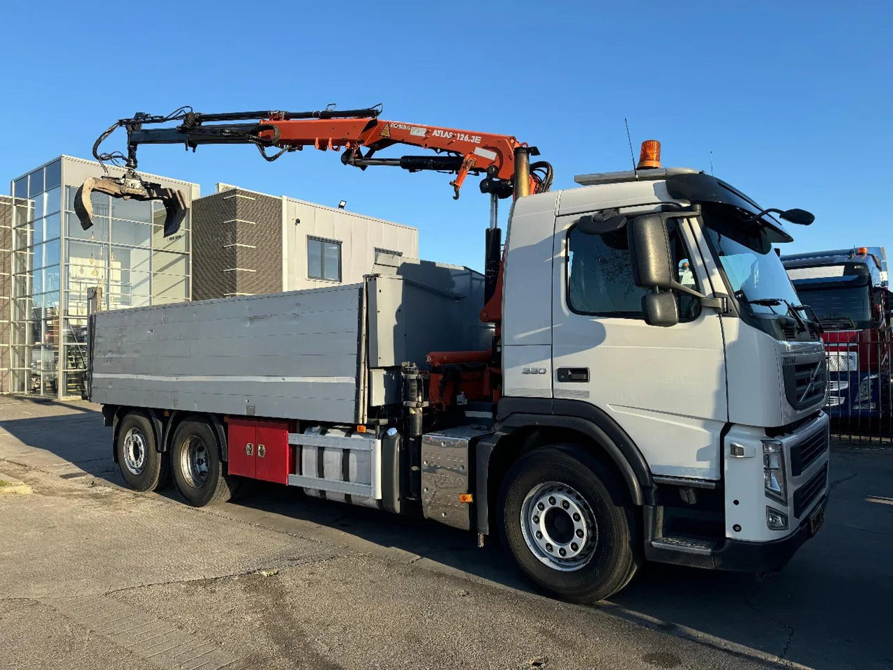 Volvo FM 330 6X2 - EURO 5 + ATLAS 126.3E A2 + REMOTE + - Tipper, Crane truck: picture 1 Volvo FM 330 6X2 - EURO 5 + ATLAS 126.3E A2 + REMOTE + - Tipper, Crane truck: picture 1