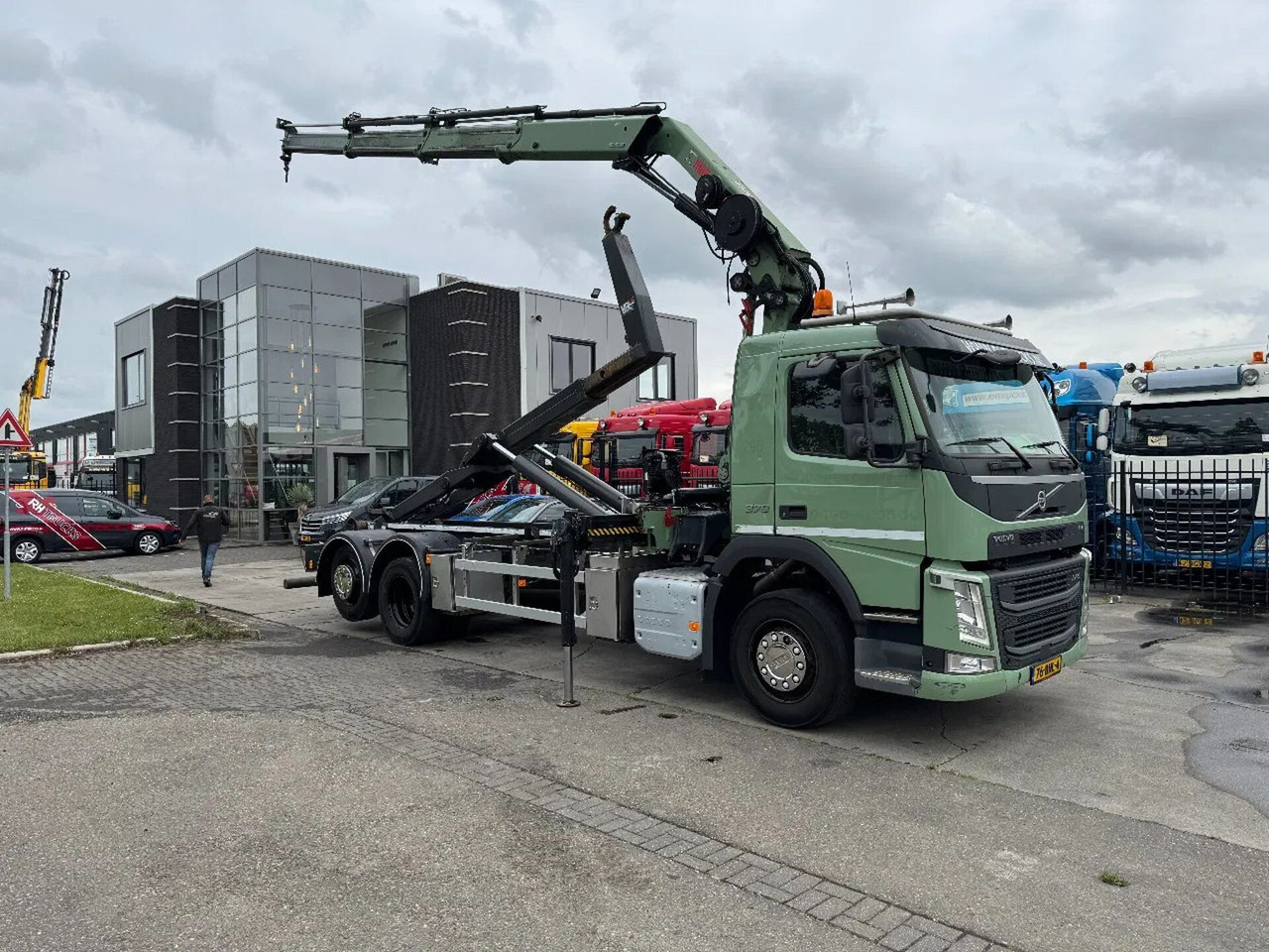 Volvo FM 370 6X2 VDL 21T HOOK + HIAB 211 + REMOTE CONT - Hook lift truck, Crane truck: picture 3 Volvo FM 370 6X2 VDL 21T HOOK + HIAB 211 + REMOTE CONT - Hook lift truck, Crane truck: picture 3