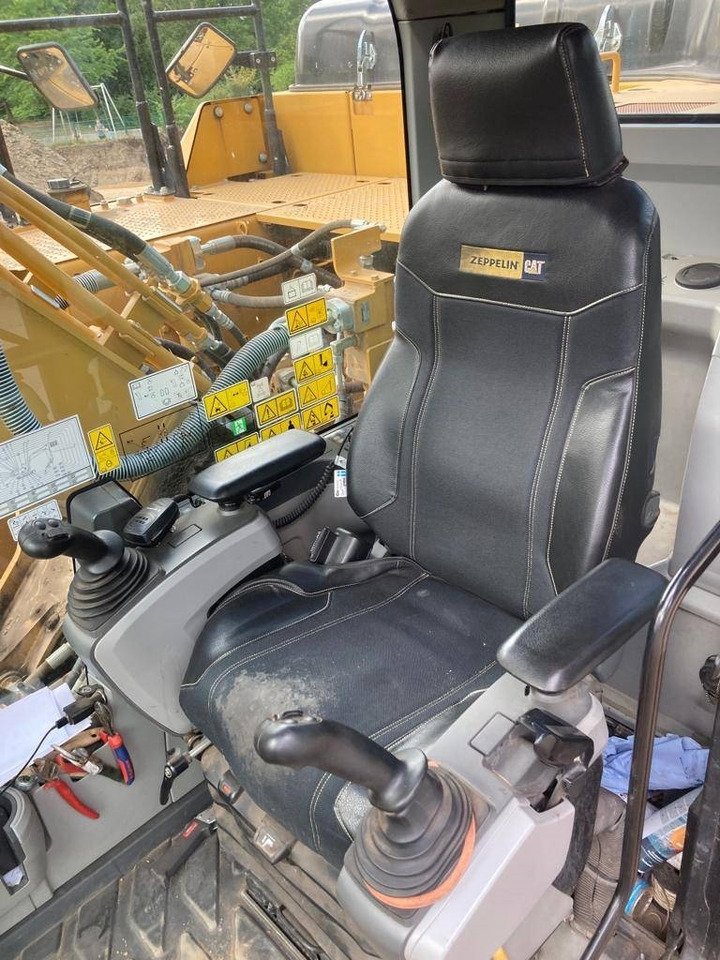 Crawler excavator CAT 326 F L: picture 6