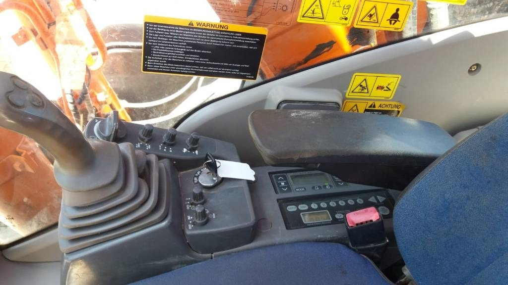 HITACHI ZX 210LC - Crawler excavator: picture 5 HITACHI ZX 210LC - Crawler excavator: picture 5