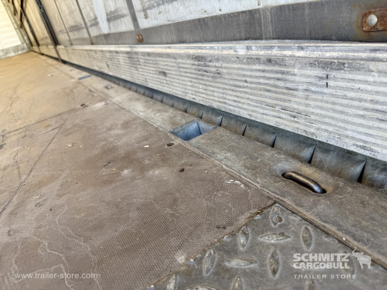 SCHMITZ Curtainsider Standard - Curtainsider semi-trailer: picture 4 SCHMITZ Curtainsider Standard - Curtainsider semi-trailer: picture 4