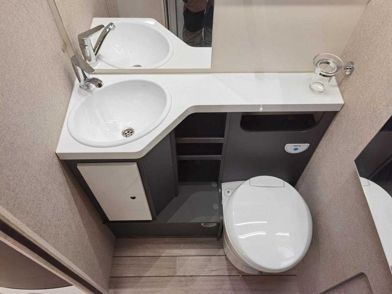 Semi-integrated motorhome Forster T 699 LF / 140PS / XXL - HUBBETT & RAUMBAD: picture 27 Semi-integrated motorhome Forster T 699 LF / 140PS / XXL - HUBBETT & RAUMBAD: picture 27