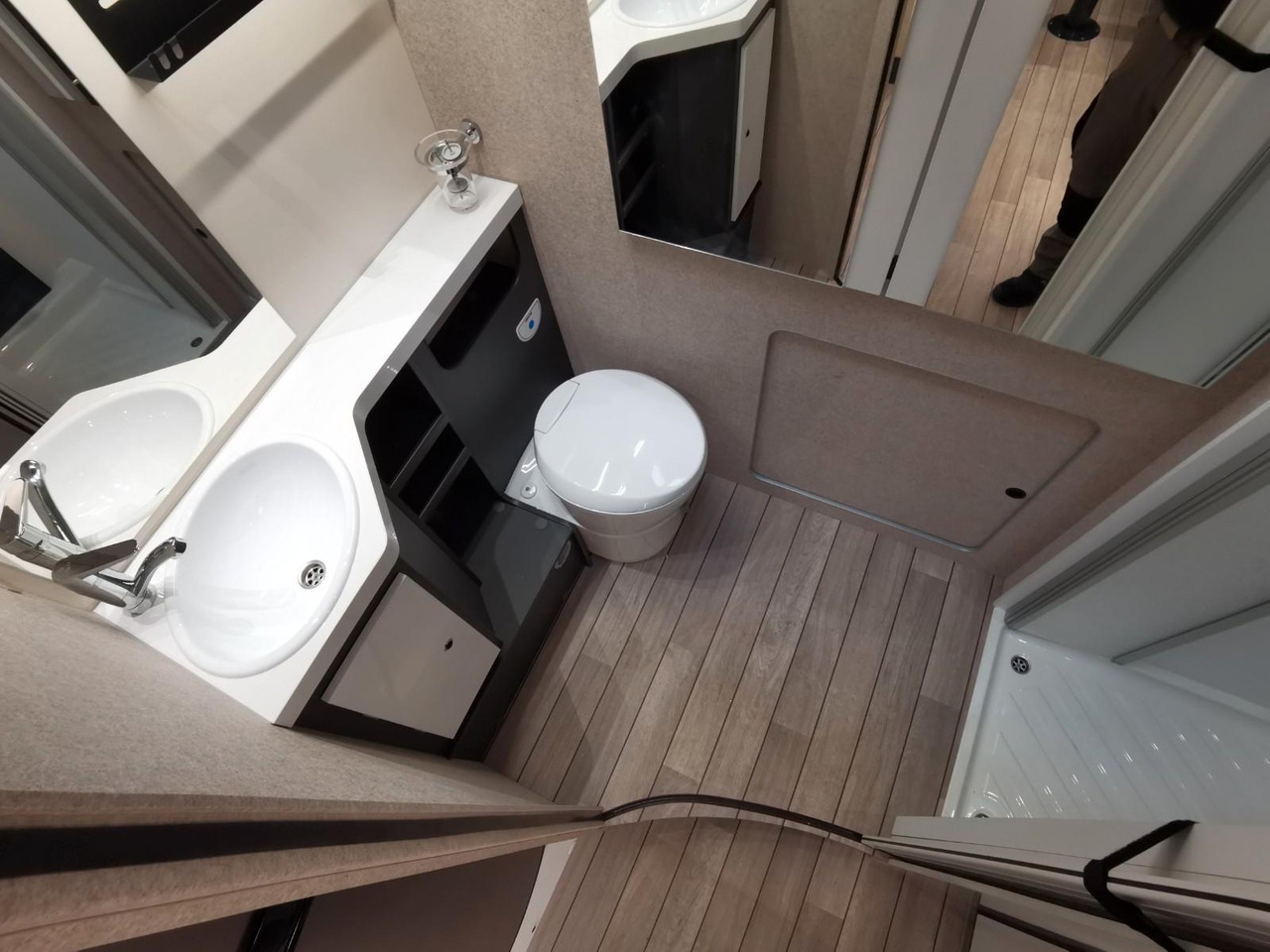 Semi-integrated motorhome Forster T 699 LF / 140PS / XXL - HUBBETT & RAUMBAD: picture 26 Semi-integrated motorhome Forster T 699 LF / 140PS / XXL - HUBBETT & RAUMBAD: picture 26