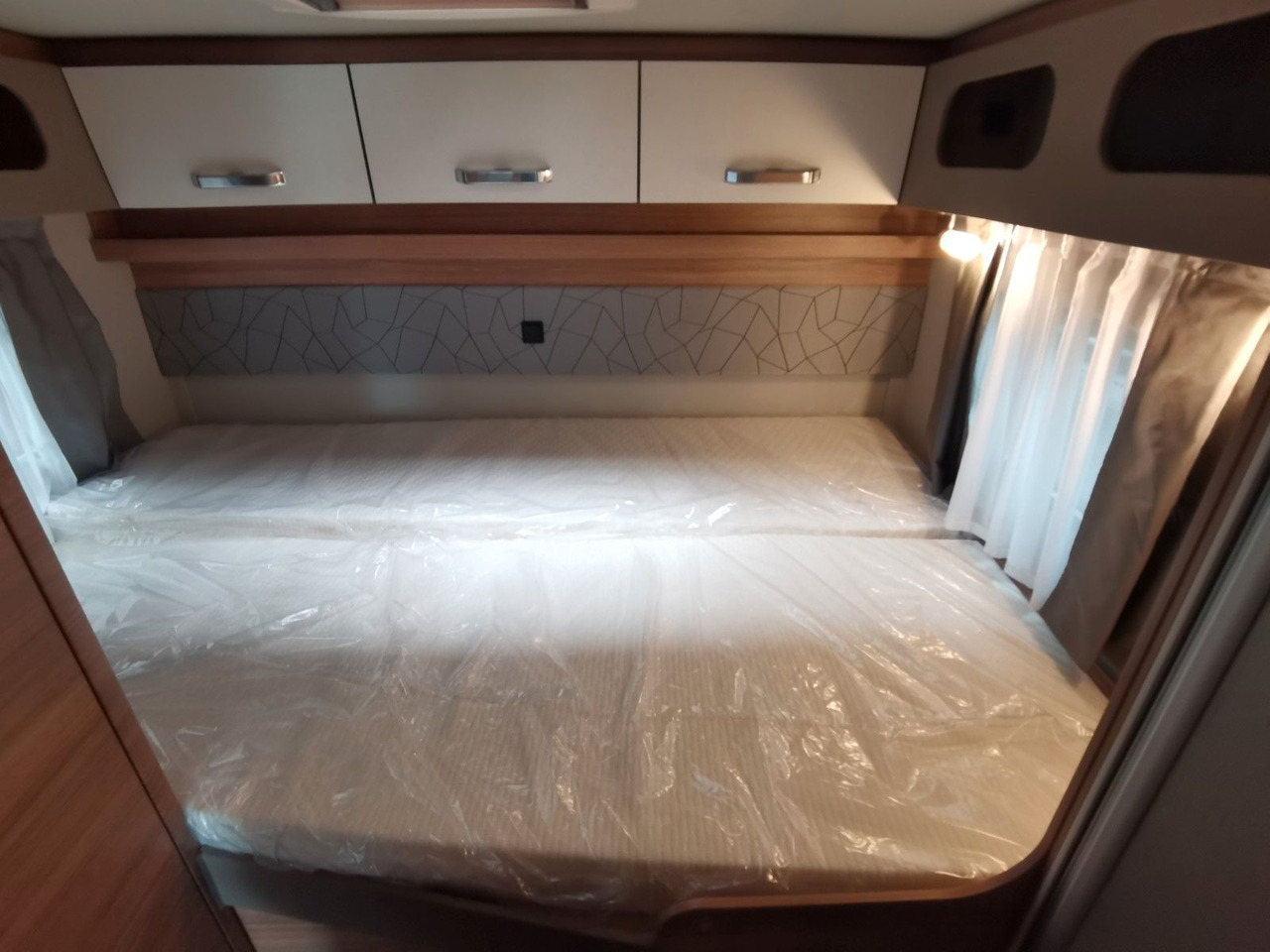 Semi-integrated motorhome Weinsberg CARASUITE 650 MG / 140PS / HECKBETT & HUBBETT: picture 18