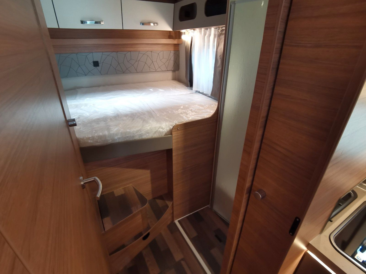 Semi-integrated motorhome Weinsberg CARASUITE 650 MG / 140PS / HECKBETT & HUBBETT: picture 25