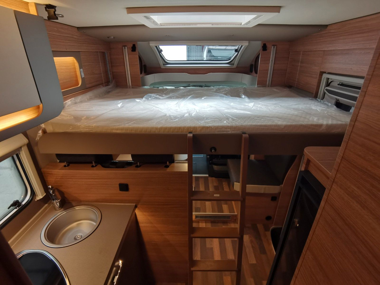 Semi-integrated motorhome Weinsberg CARASUITE 650 MG / 140PS / HECKBETT & HUBBETT: picture 20