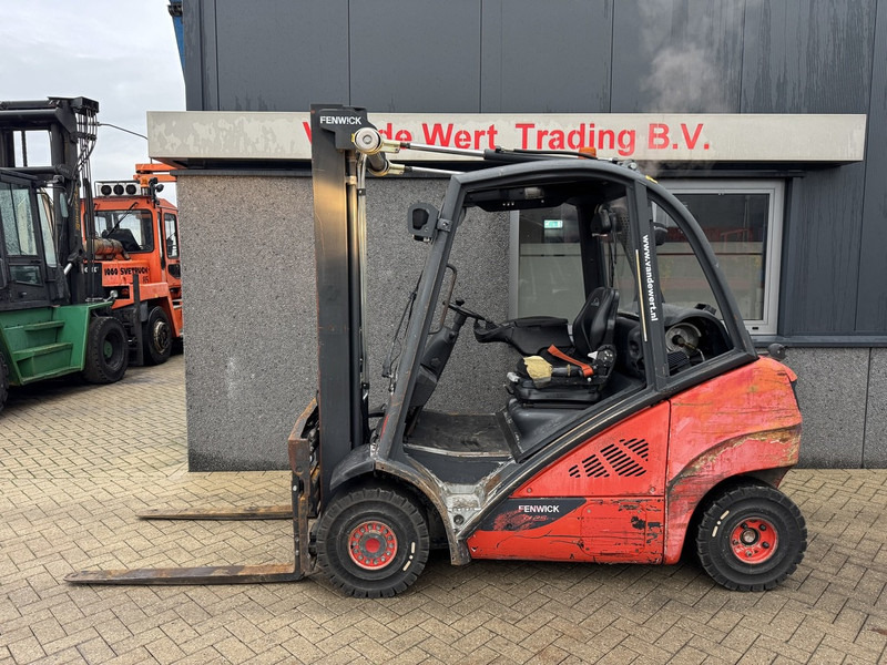 Linde H25T-02 Triplo 550 Freelift / Sideshift / Vorkversteller LPG 2013 - LPG forklift: picture 1 Linde H25T-02 Triplo 550 Freelift / Sideshift / Vorkversteller LPG 2013 - LPG forklift: picture 1