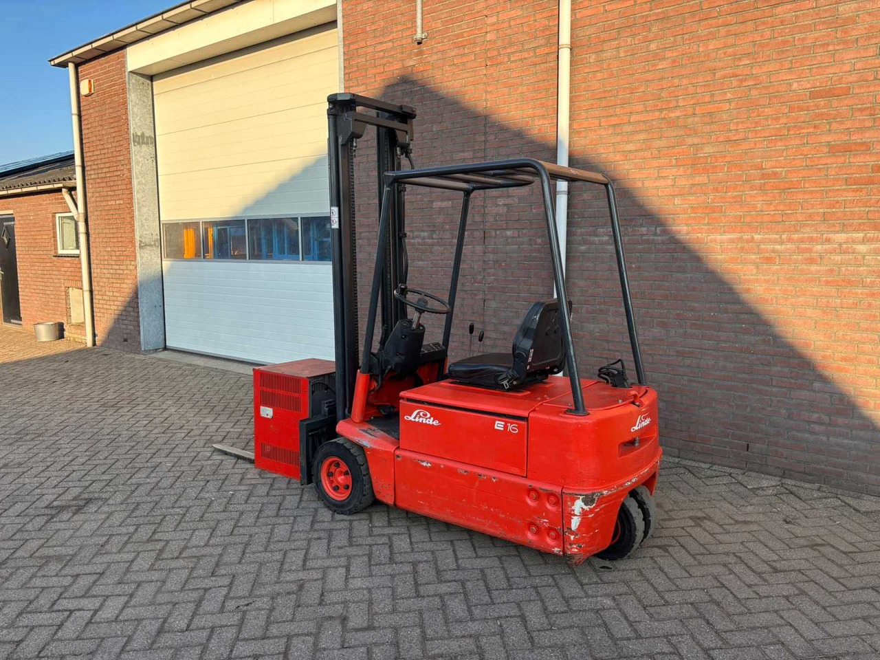 1996 LINDE E16S FORKLIFT - Forklift: picture 2 1996 LINDE E16S FORKLIFT - Forklift: picture 2