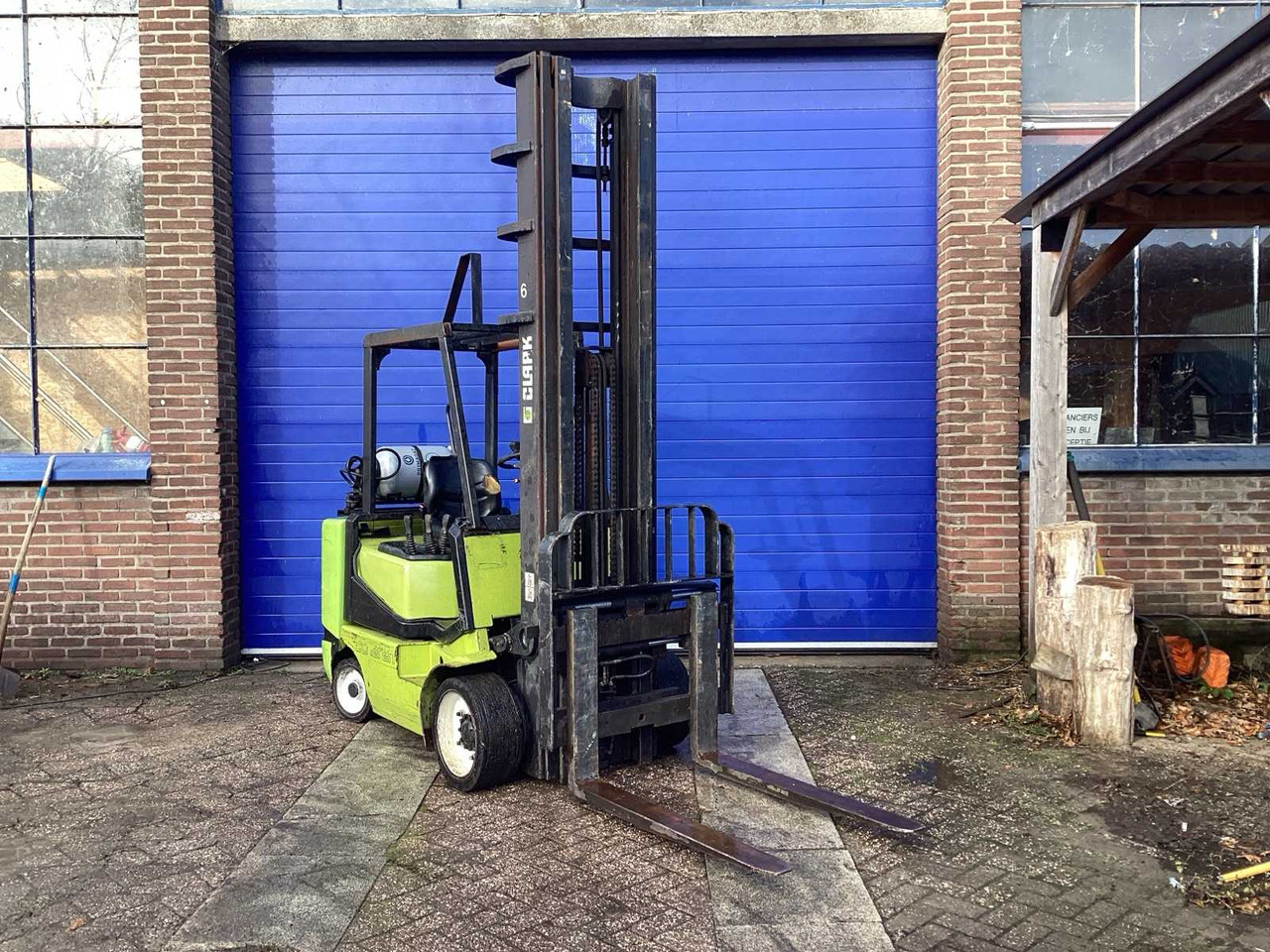 1999 CLARK CGC30 FORKLIFT 7300 MM - Forklift: picture 2 1999 CLARK CGC30 FORKLIFT 7300 MM - Forklift: picture 2