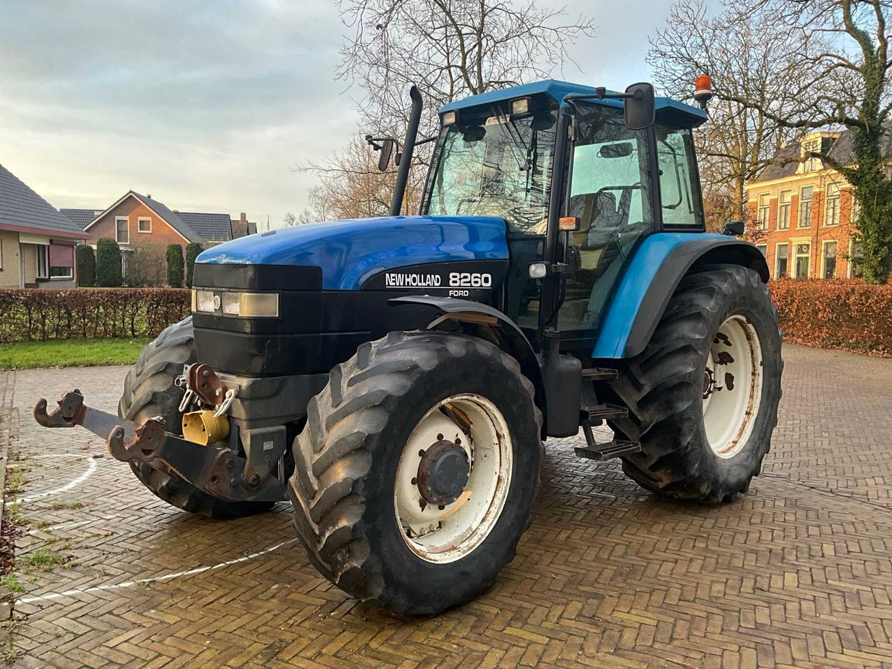 1999 NEW HOLLAND 8260 FOUR WHEEL DRIVE FARM TRACTOR - Farm tractor: picture 1 1999 NEW HOLLAND 8260 FOUR WHEEL DRIVE FARM TRACTOR - Farm tractor: picture 1