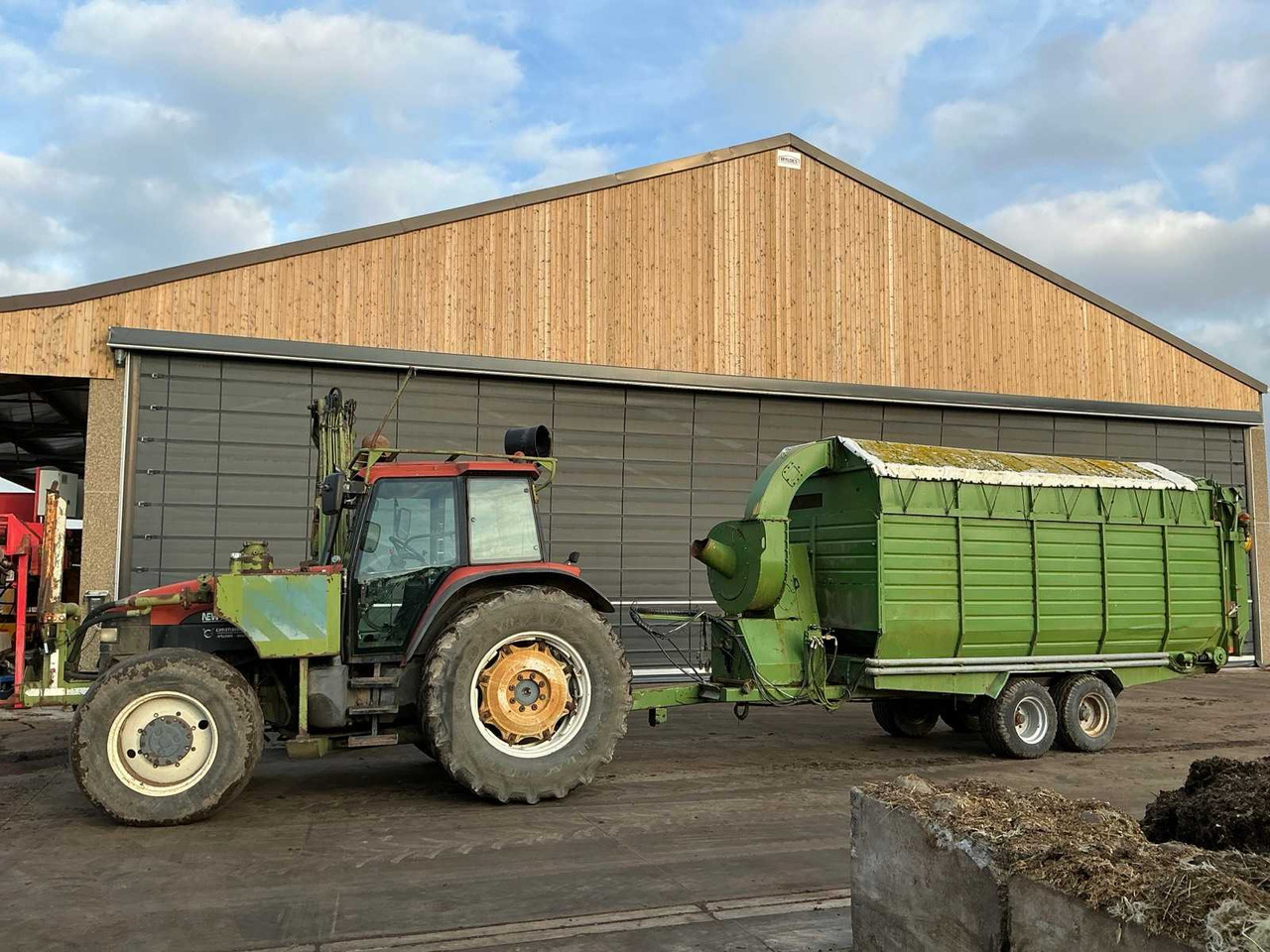 1999 NEW HOLLAND M135 FARM TRACTOR + MOWER ARM + BUCKET TRAILER - Farm tractor: picture 2 1999 NEW HOLLAND M135 FARM TRACTOR + MOWER ARM + BUCKET TRAILER - Farm tractor: picture 2