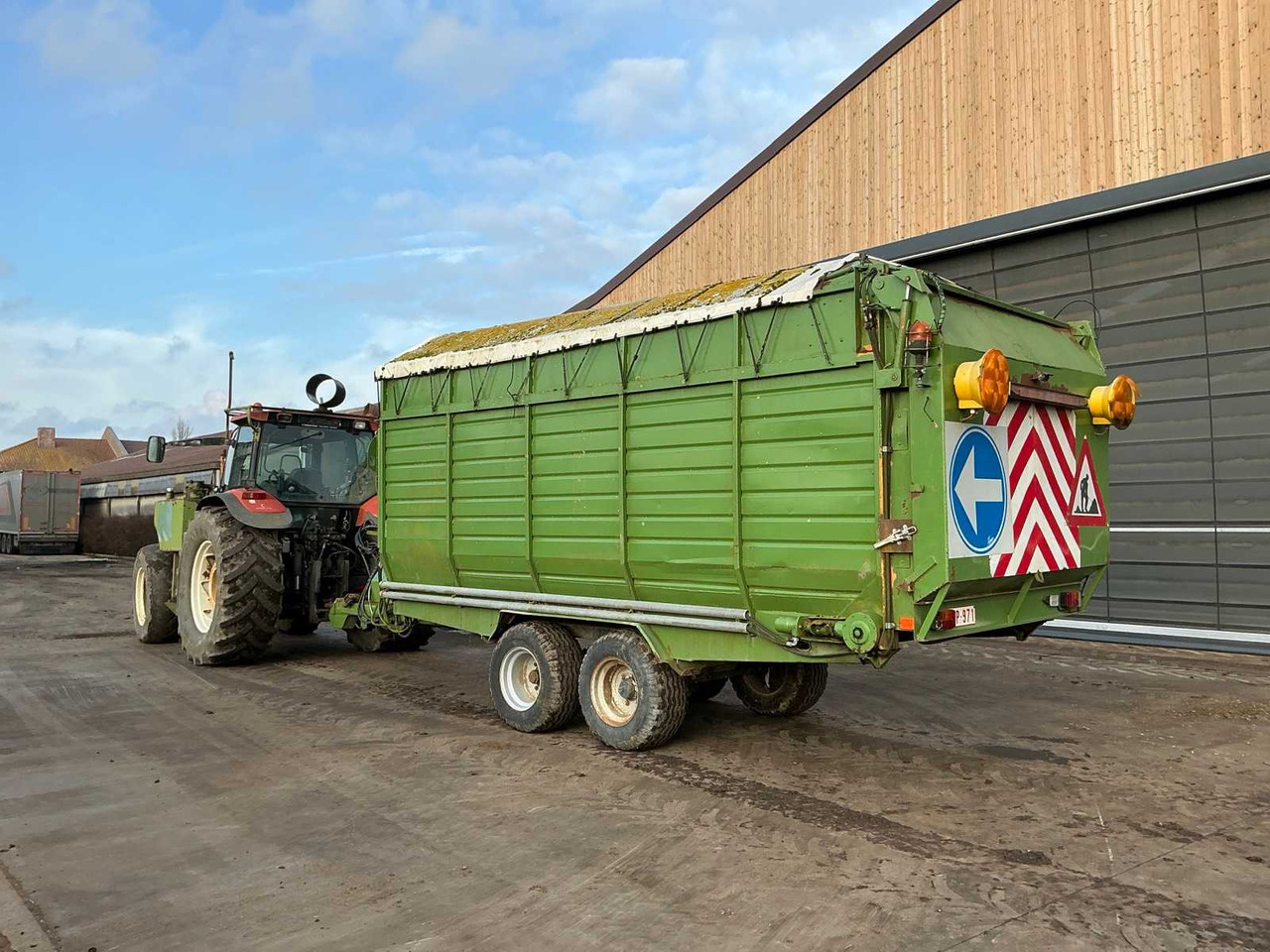 1999 NEW HOLLAND M135 FARM TRACTOR + MOWER ARM + BUCKET TRAILER - Farm tractor: picture 3 1999 NEW HOLLAND M135 FARM TRACTOR + MOWER ARM + BUCKET TRAILER - Farm tractor: picture 3