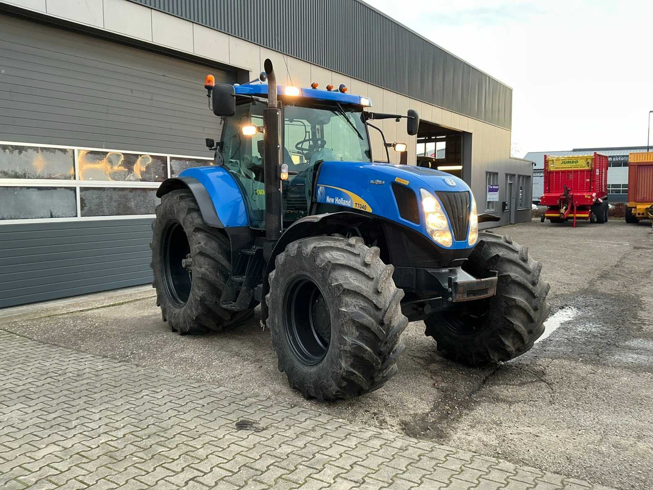 2010 NEW HOLLAND T7040 FOUR WHEEL DRIVE FARM TRACTOR - Farm tractor: picture 3 2010 NEW HOLLAND T7040 FOUR WHEEL DRIVE FARM TRACTOR - Farm tractor: picture 3