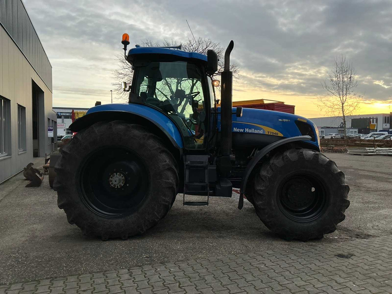 2010 NEW HOLLAND T7040 FOUR WHEEL DRIVE FARM TRACTOR - Farm tractor: picture 4 2010 NEW HOLLAND T7040 FOUR WHEEL DRIVE FARM TRACTOR - Farm tractor: picture 4