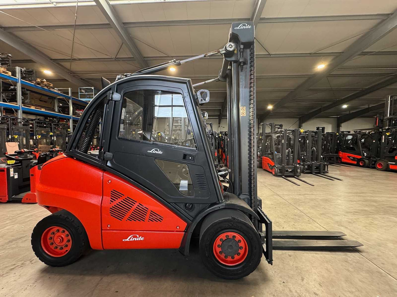 2011 LINDE H50D 5,000KG 3RD VALVE CAB DIESEL FORKLIFT VW ENGINE FORKLIFT - Forklift: picture 5 2011 LINDE H50D 5,000KG 3RD VALVE CAB DIESEL FORKLIFT VW ENGINE FORKLIFT - Forklift: picture 5
