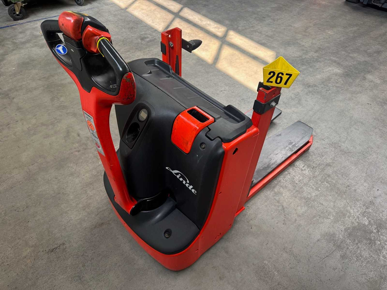 2011 LINDE ROTOBATT BATTERY REPLACEMENT PALLET TRUCK STACKER ANT 2,115 HOURS - Forklift: picture 4 2011 LINDE ROTOBATT BATTERY REPLACEMENT PALLET TRUCK STACKER ANT 2,115 HOURS - Forklift: picture 4