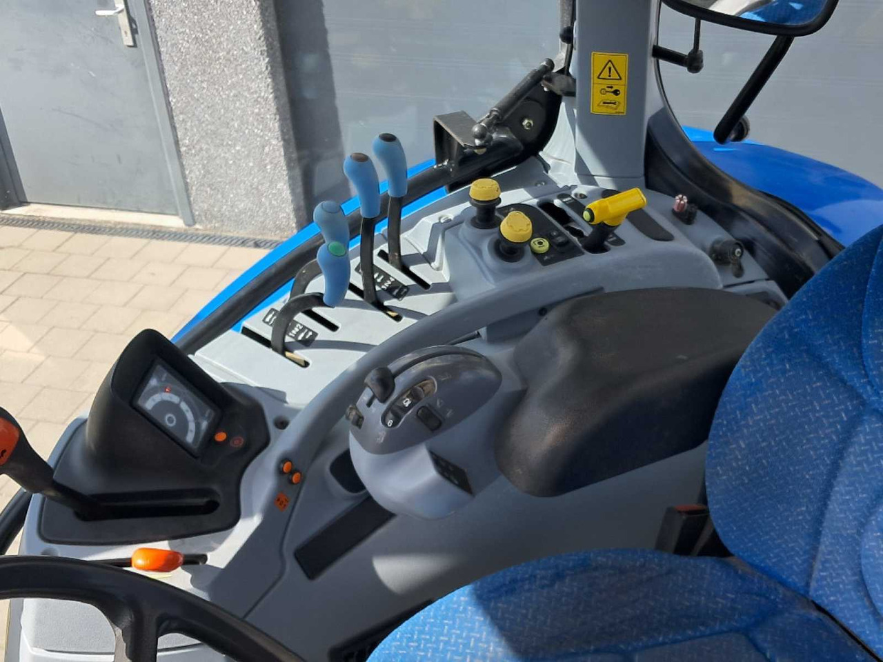 2011 NEW HOLLAND T6030 ELITE FOUR WHEEL DRIVE FARM TRACTOR - Farm tractor: picture 5 2011 NEW HOLLAND T6030 ELITE FOUR WHEEL DRIVE FARM TRACTOR - Farm tractor: picture 5