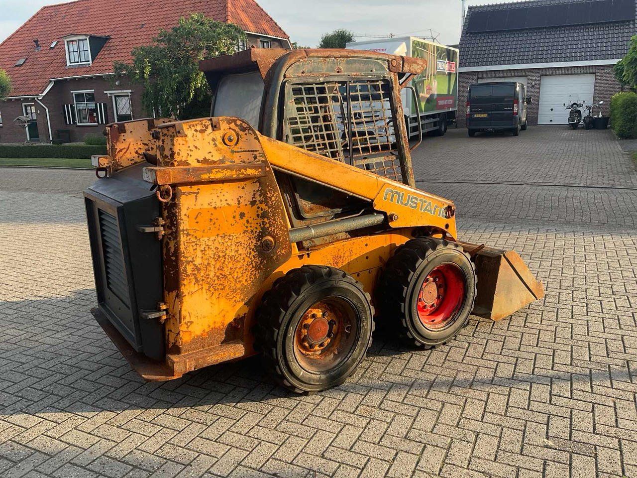 2015 MUSTANG 2044 SKID STEER LOADER - Compact track loader: picture 3 2015 MUSTANG 2044 SKID STEER LOADER - Compact track loader: picture 3
