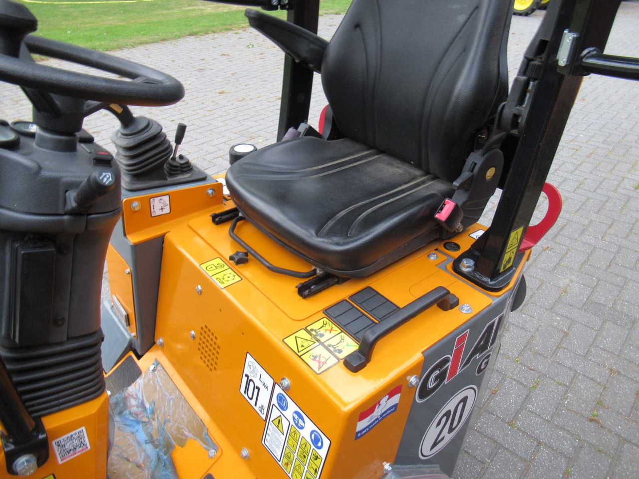 2023 GIANT G-1200 MINI SHOVEL "DEMO MODEL" - Wheel loader: picture 3 2023 GIANT G-1200 MINI SHOVEL "DEMO MODEL" - Wheel loader: picture 3