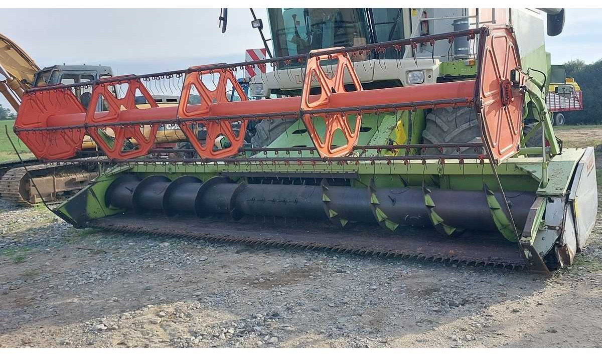 CLAAS V600 HARVESTER CUTTING - Combine harvester: picture 1 CLAAS V600 HARVESTER CUTTING - Combine harvester: picture 1