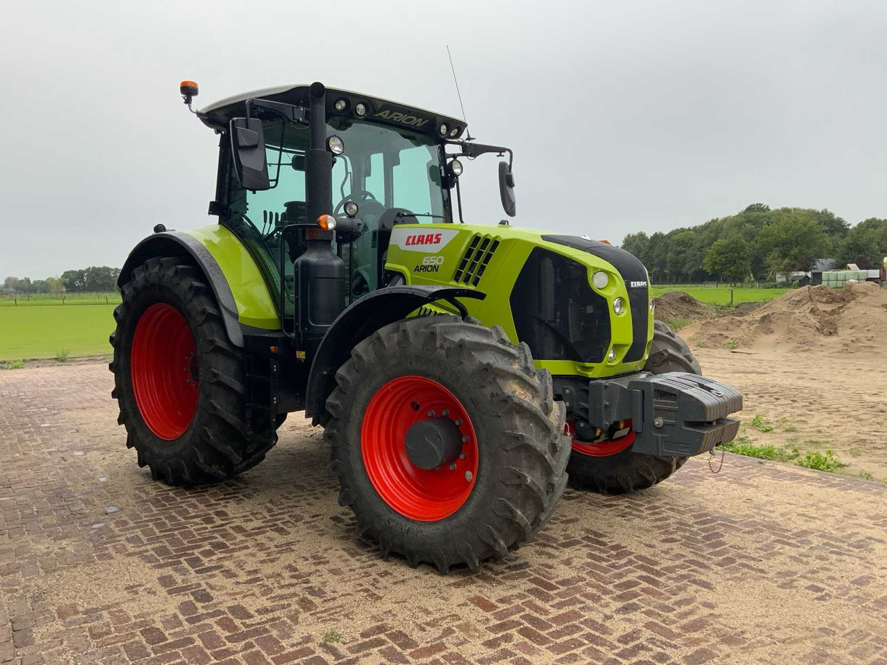 Claas Arion 650 - Farm tractor: picture 2 Claas Arion 650 - Farm tractor: picture 2