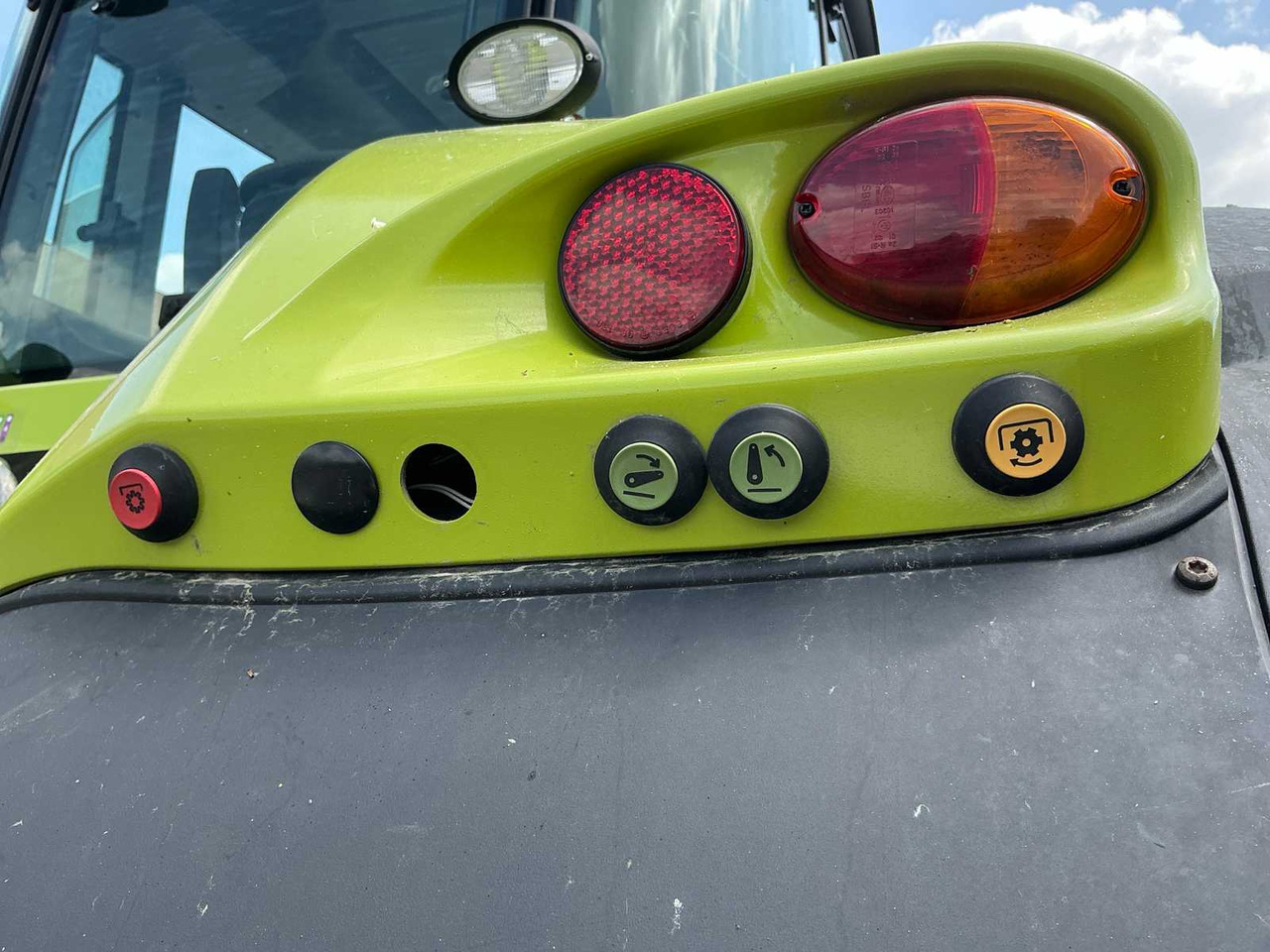 Farm tractor Claas Axion 840: picture 20