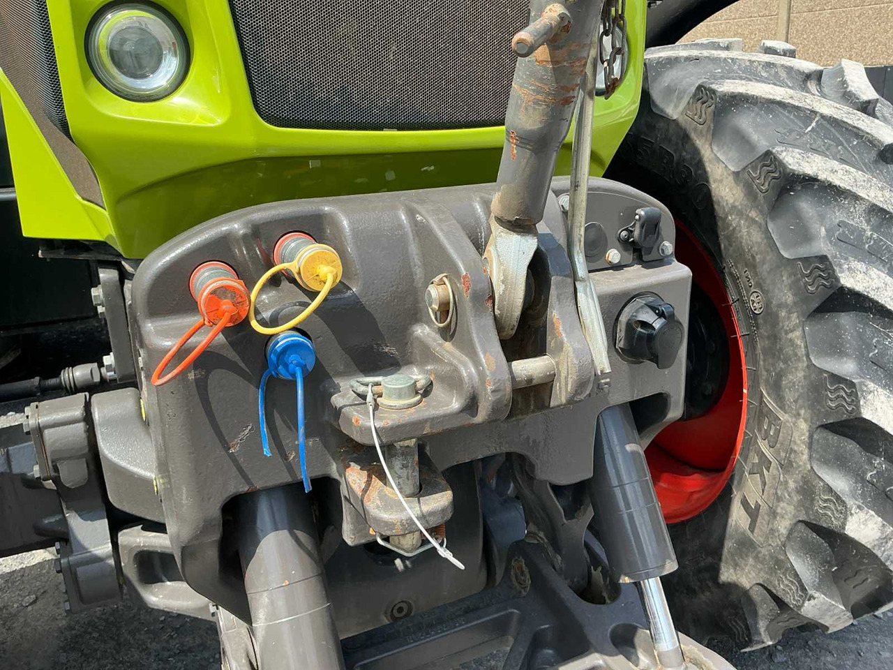 Farm tractor Claas Axion 840: picture 23
