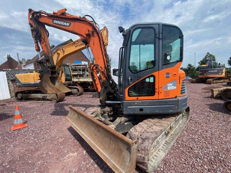 Excavator DOOSAN DX 85R-3 MIDI CRAWLER EXCAVATOR 8.5 TONS: picture 1