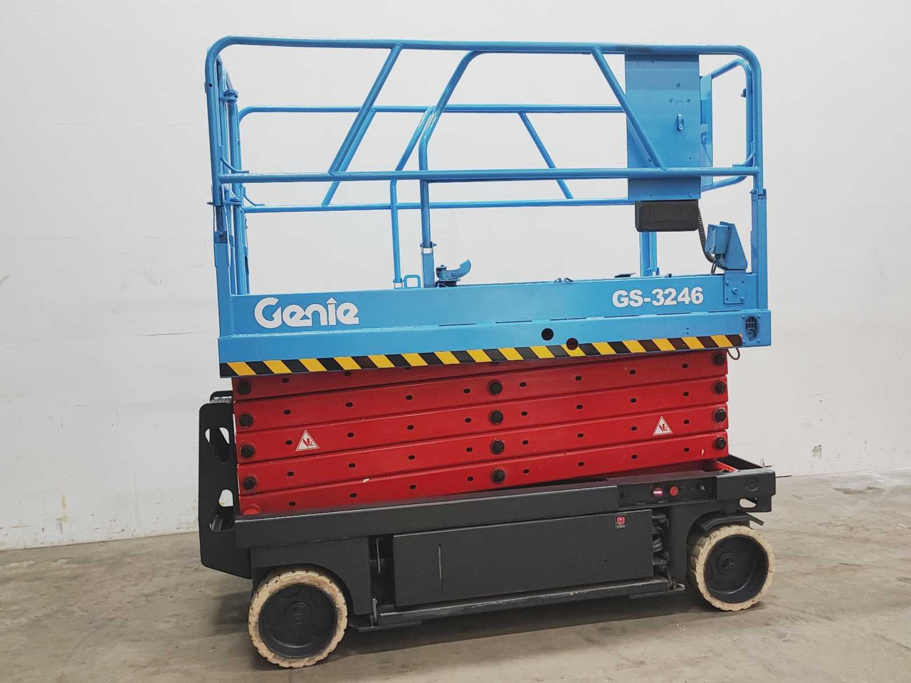 GENIE - 1999 - GS-3246 - AERIAL PLATFORM - Aerial platform: picture 2 GENIE - 1999 - GS-3246 - AERIAL PLATFORM - Aerial platform: picture 2