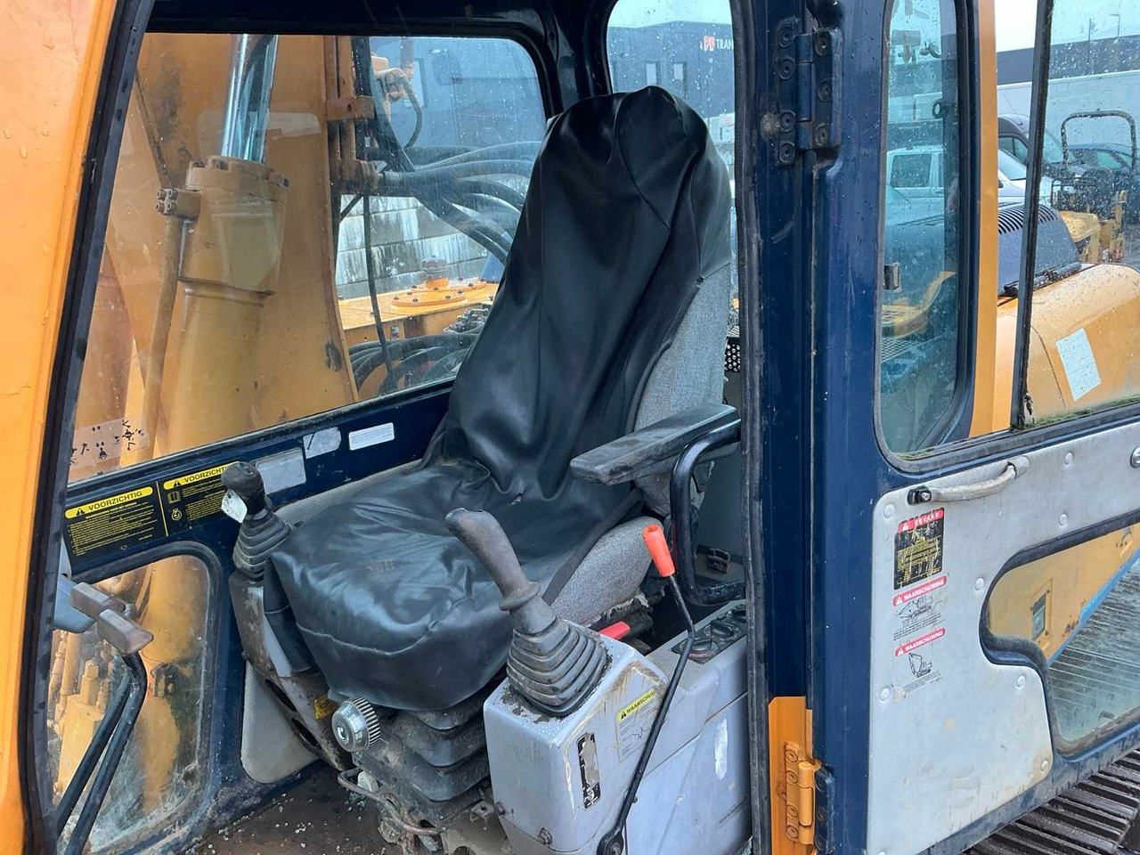 Excavator HYUNDAI ROBEX 180LC-3 CRAWLER EXCAVATOR: picture 29