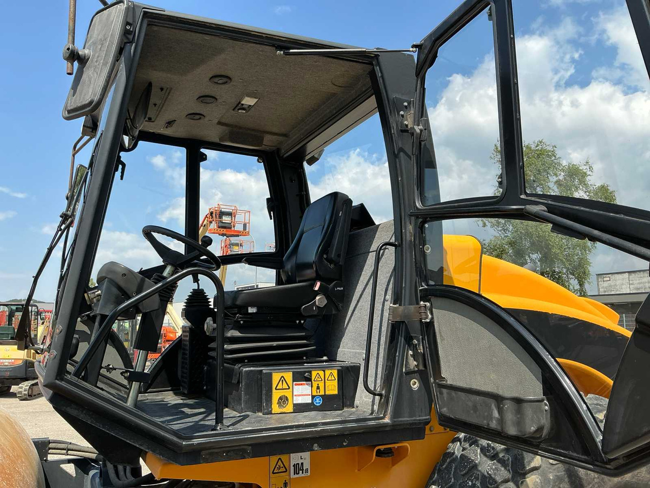 Road roller JCB VM115: picture 20