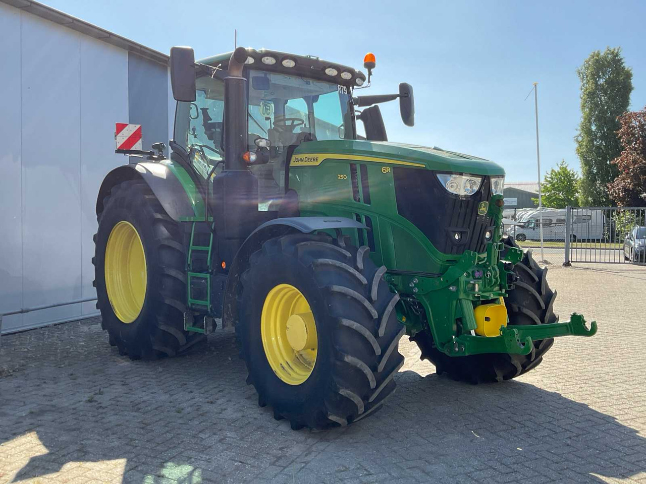 John Deere 6R 250 - Farm tractor: picture 3 John Deere 6R 250 - Farm tractor: picture 3