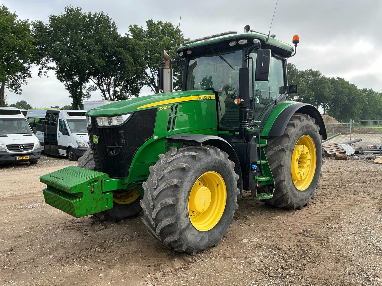 John Deere 7250R - Farm tractor: picture 1 John Deere 7250R - Farm tractor: picture 1