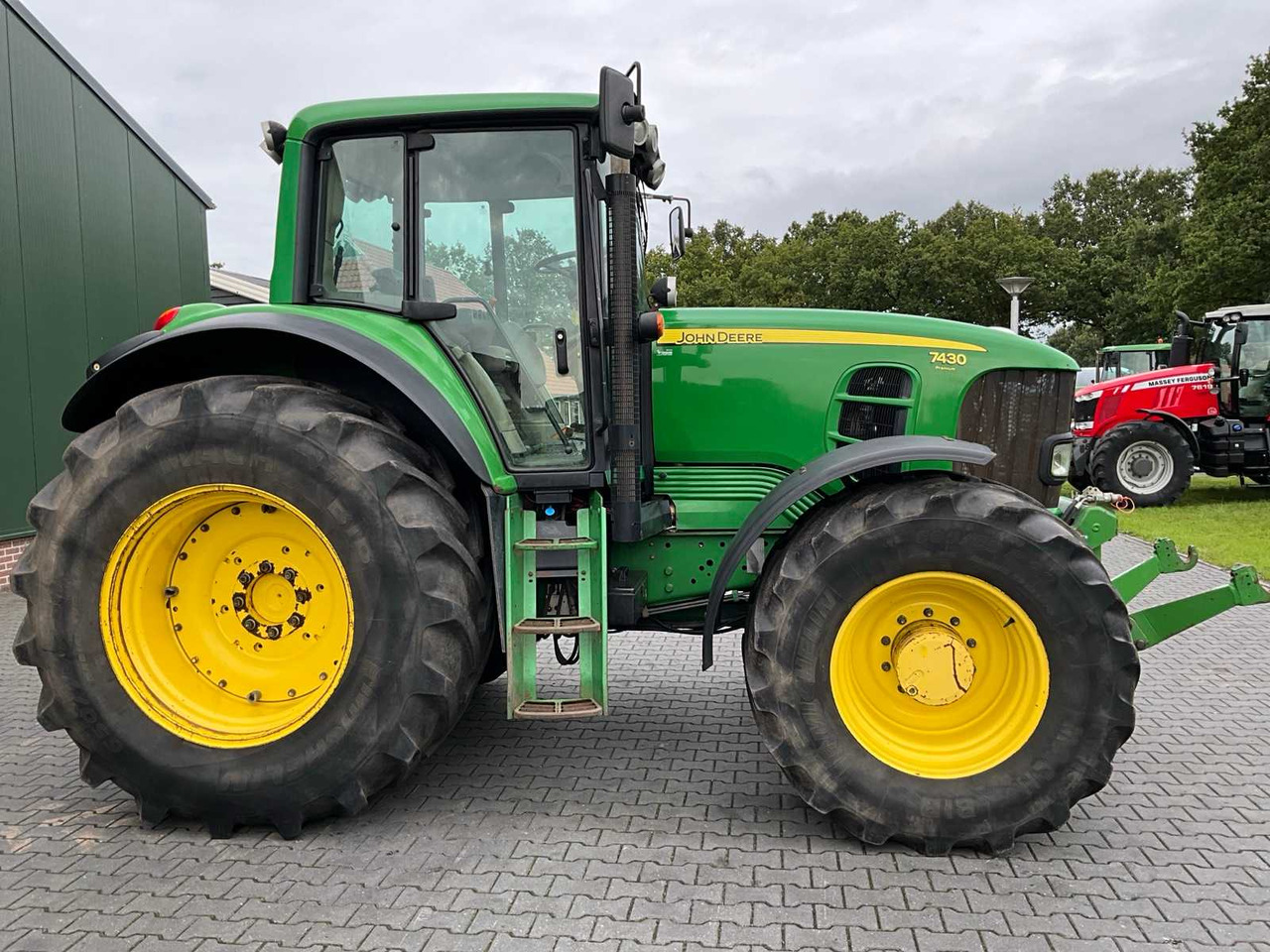 John Deere 7430 - Farm tractor: picture 5 John Deere 7430 - Farm tractor: picture 5