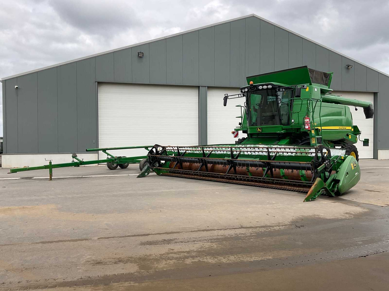 John Deere T670 - Combine harvester: picture 2 John Deere T670 - Combine harvester: picture 2