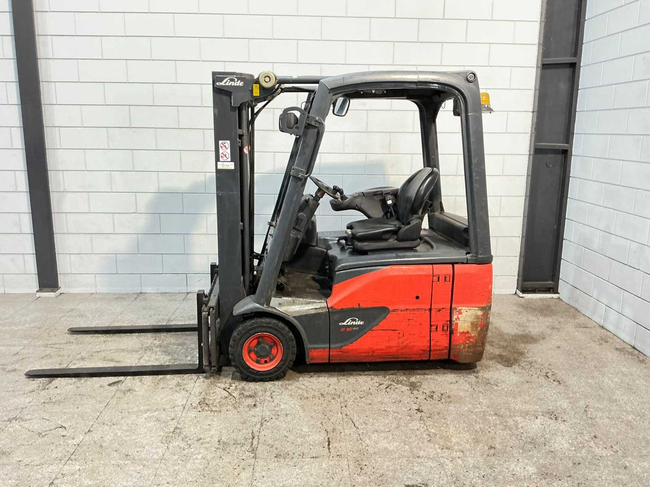 Forklift LINDE - 2016 - E16-02 - FORKLIFT TRUCK: picture 1
