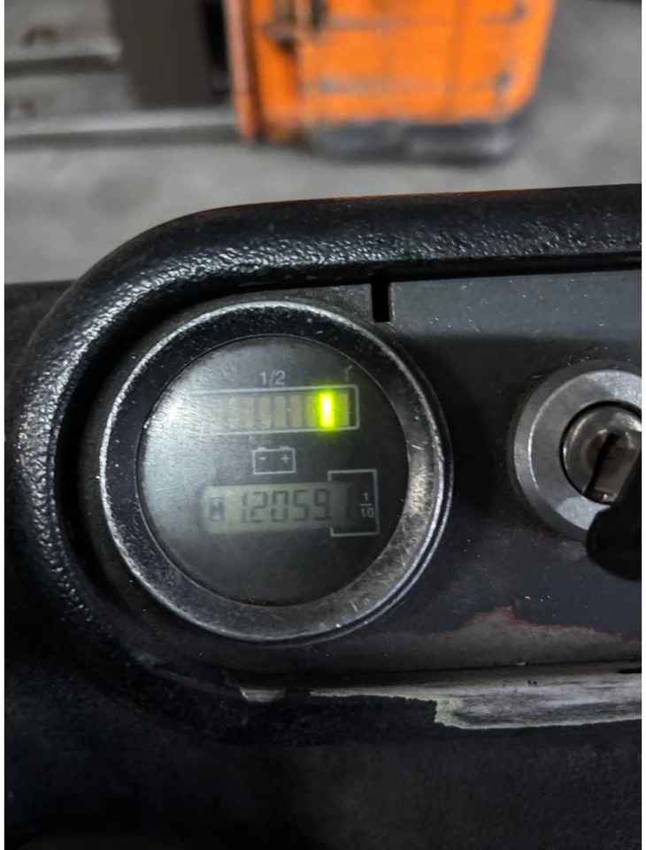 LINDE - L 16 - REACH FORKLIFT - 1999 - Forklift: picture 4 LINDE - L 16 - REACH FORKLIFT - 1999 - Forklift: picture 4