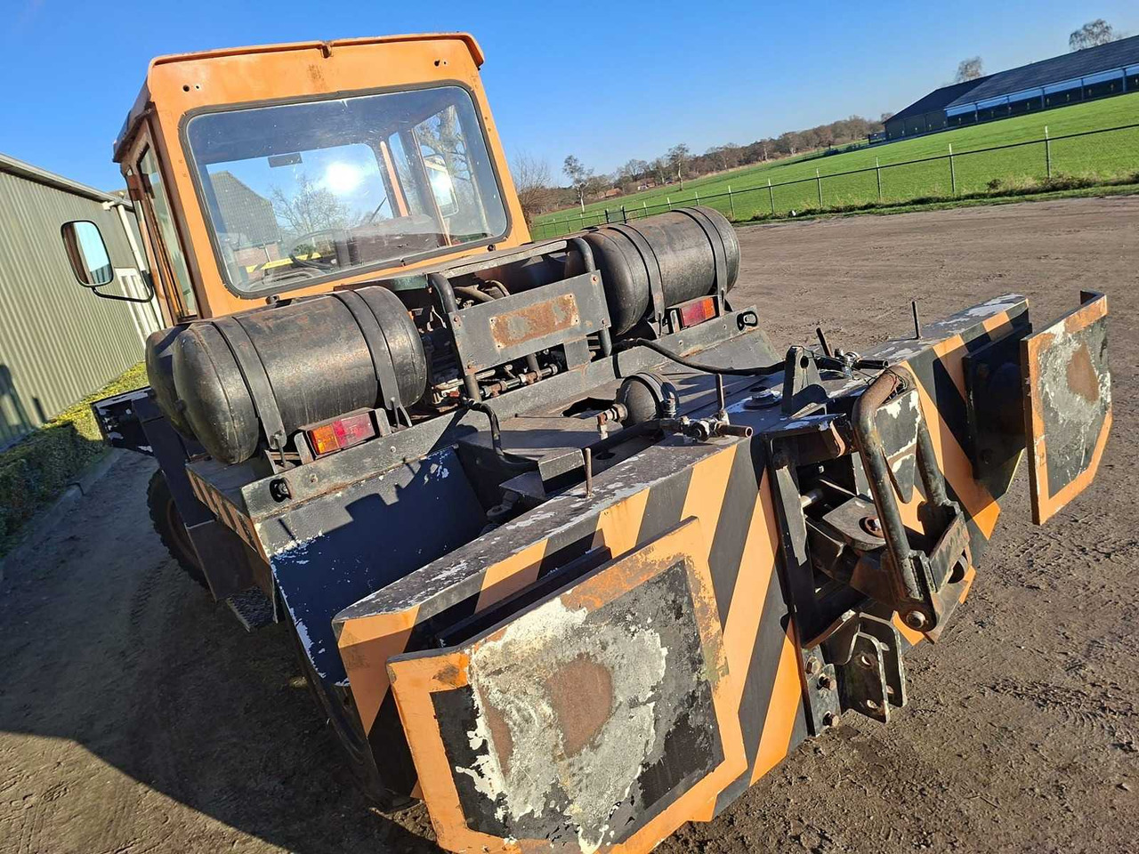 MERCEDES BENZ MB - 1990 - TRAC 700 TRACK - ALL-WHEEL DRIVE FARM TRACTOR - Farm tractor: picture 3 MERCEDES BENZ MB - 1990 - TRAC 700 TRACK - ALL-WHEEL DRIVE FARM TRACTOR - Farm tractor: picture 3