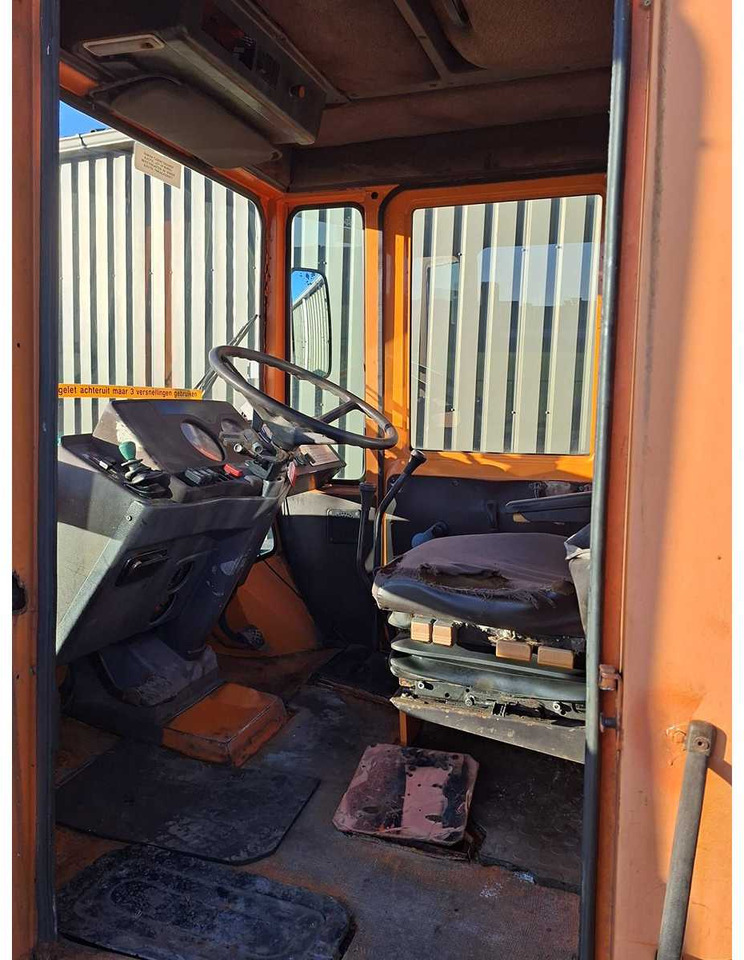 MERCEDES BENZ MB - 1990 - TRAC 700 TRACK - ALL-WHEEL DRIVE FARM TRACTOR - Farm tractor: picture 5 MERCEDES BENZ MB - 1990 - TRAC 700 TRACK - ALL-WHEEL DRIVE FARM TRACTOR - Farm tractor: picture 5