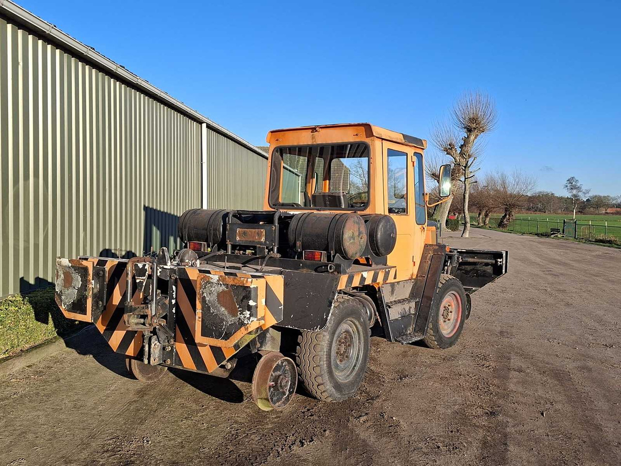MERCEDES BENZ MB - 1990 - TRAC 700 TRACK - ALL-WHEEL DRIVE FARM TRACTOR - Farm tractor: picture 1 MERCEDES BENZ MB - 1990 - TRAC 700 TRACK - ALL-WHEEL DRIVE FARM TRACTOR - Farm tractor: picture 1