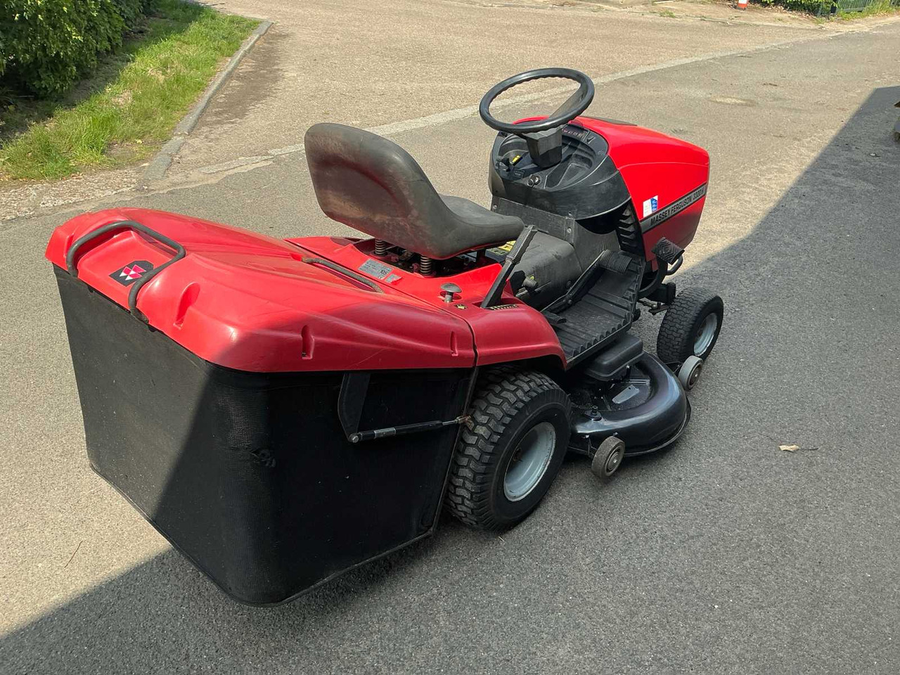 Massey Ferguson MF 122 Hydro - Garden mower: picture 5 Massey Ferguson MF 122 Hydro - Garden mower: picture 5