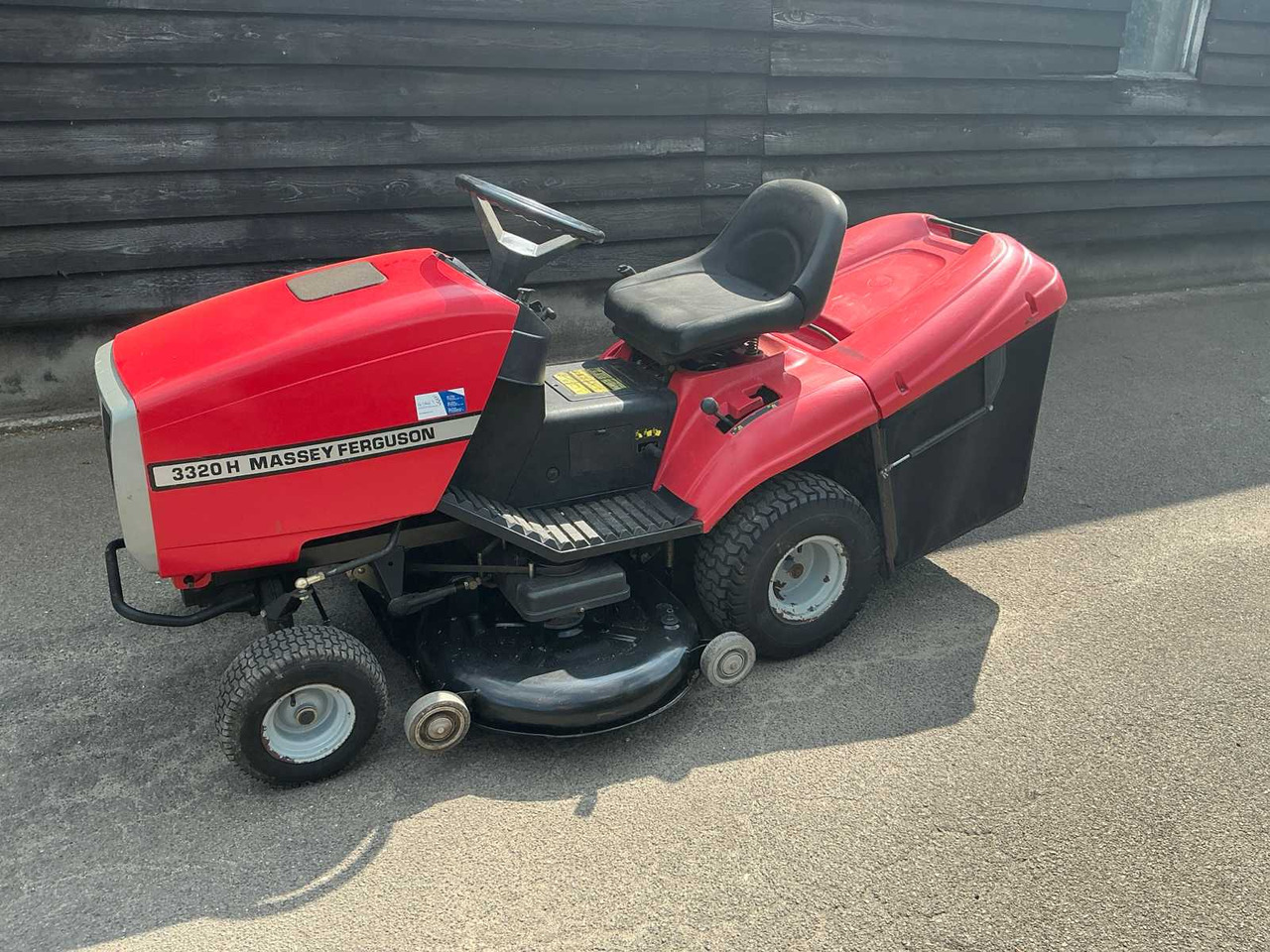 Massey Ferguson MF 122 Hydro - Garden mower: picture 1 Massey Ferguson MF 122 Hydro - Garden mower: picture 1
