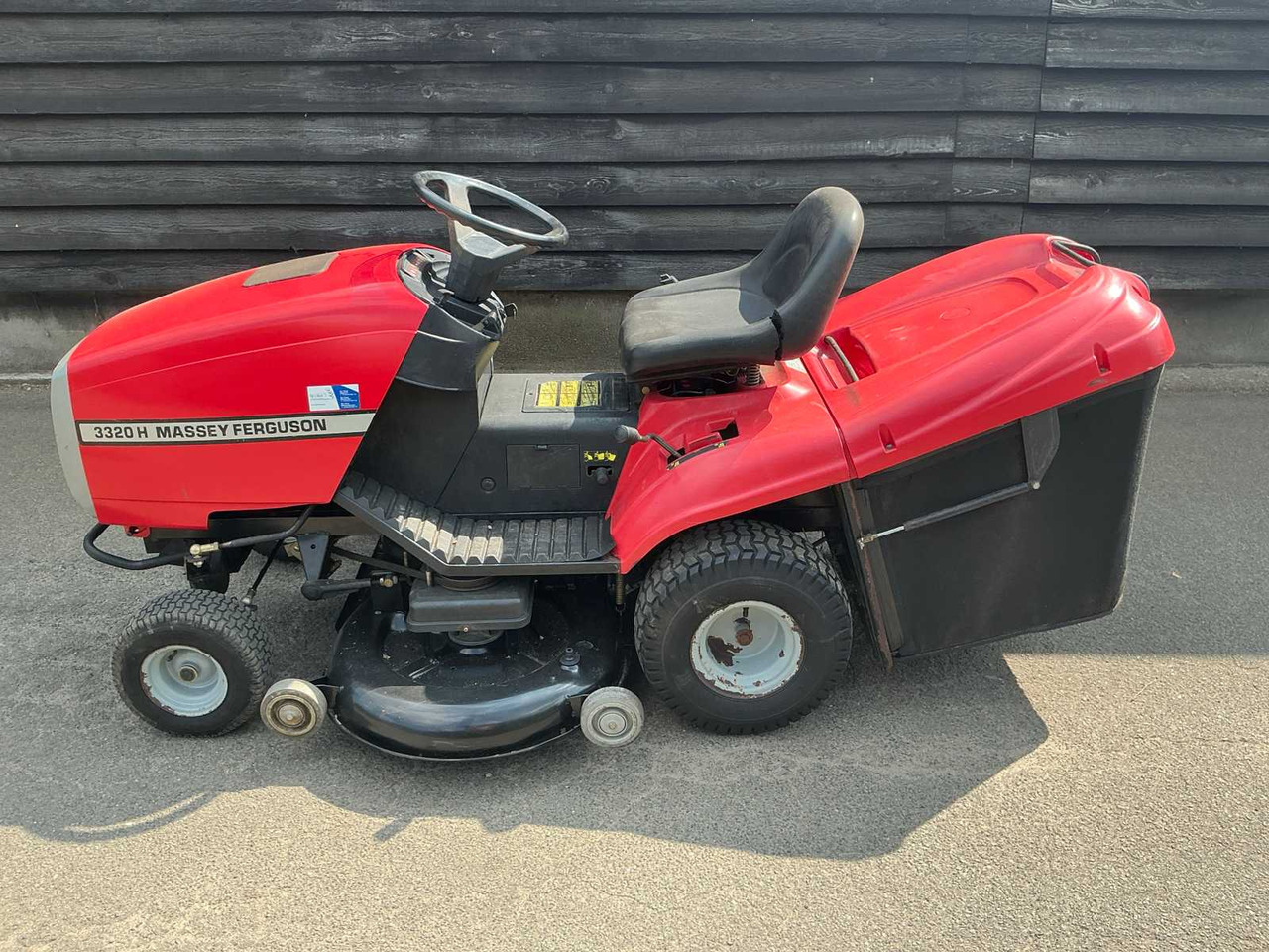 Massey Ferguson MF 122 Hydro - Garden mower: picture 2 Massey Ferguson MF 122 Hydro - Garden mower: picture 2