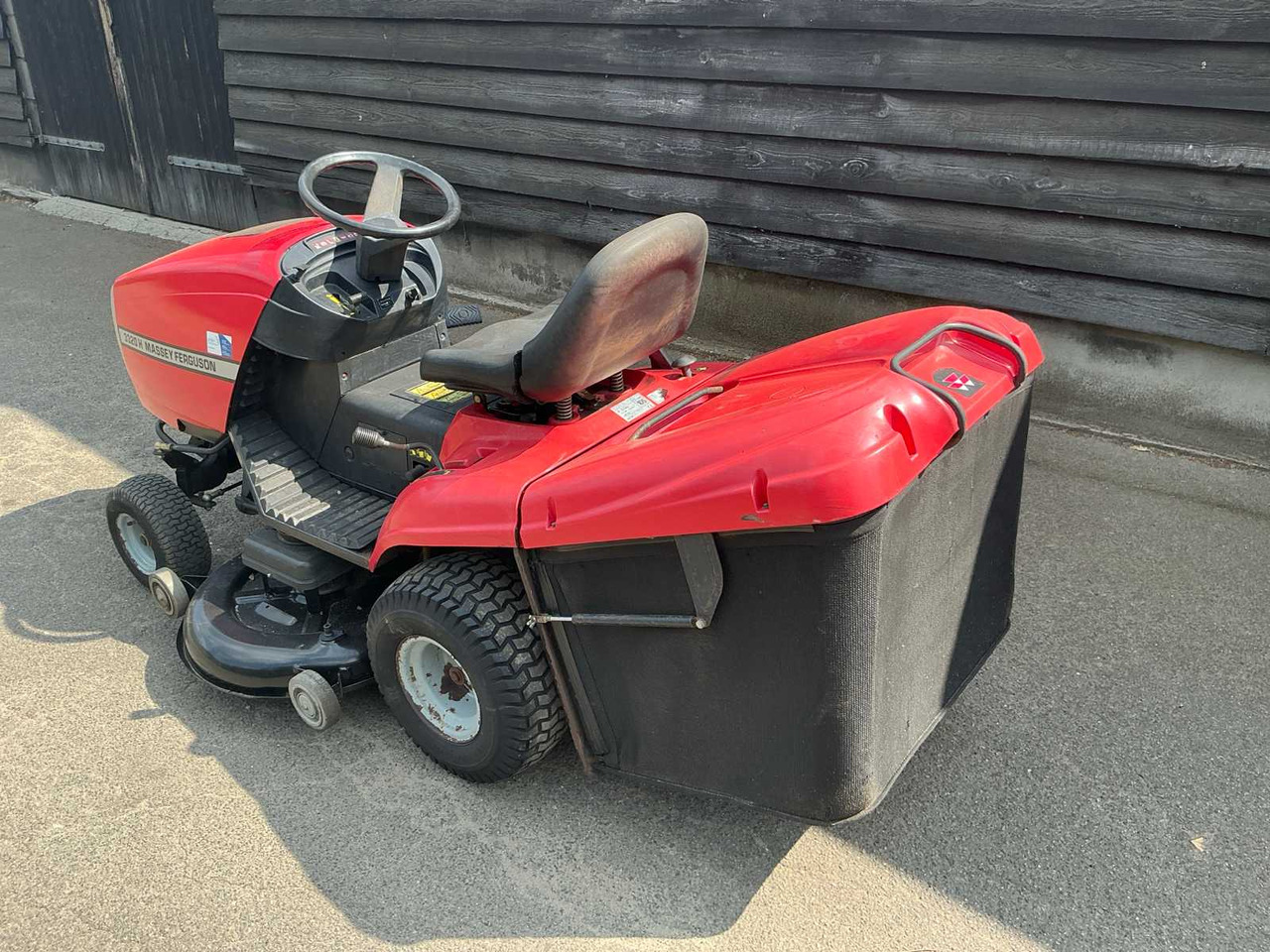 Massey Ferguson MF 122 Hydro - Garden mower: picture 3 Massey Ferguson MF 122 Hydro - Garden mower: picture 3